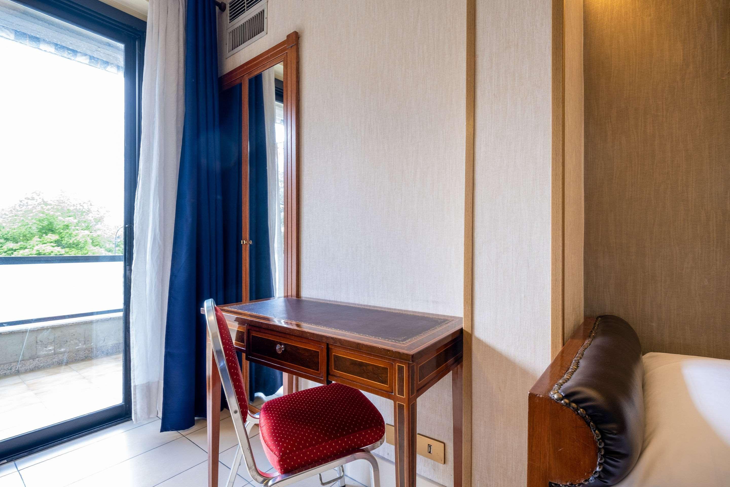 Quality Hotel Rouge Et Noir Рим Екстериор снимка