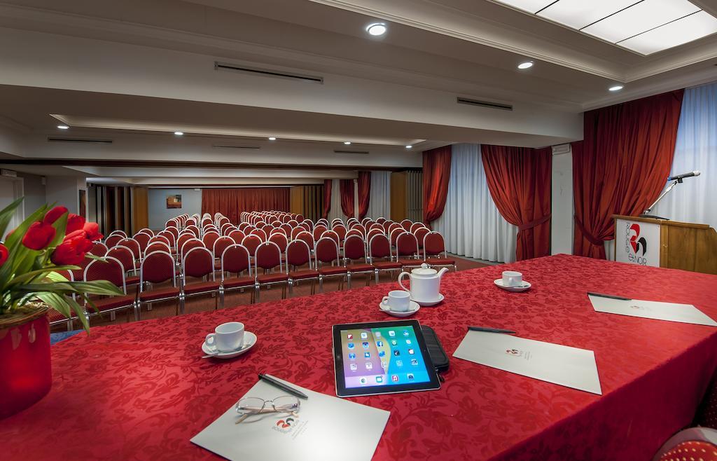 Quality Hotel Rouge Et Noir Рим Екстериор снимка